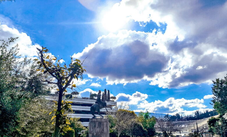 Καιρός-αύριο:-Τοπικές-βροχές-στα-δυτικά-–-Λιακάδα-στις-υπόλοιπες-περιοχές