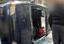 Τροχαίο-στην-Κυψέλη-με-ανατροπή-αυτοκινήτου-–-Πυροσβέστες-απεγκλώβισαν-ηλικιωμένο-οδηγό 