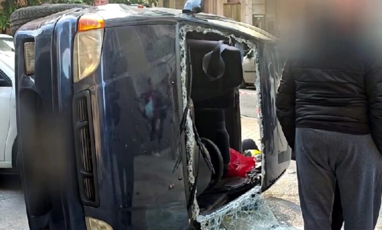 Τροχαίο-στην-Κυψέλη-με-ανατροπή-αυτοκινήτου-–-Πυροσβέστες-απεγκλώβισαν-ηλικιωμένο-οδηγό 