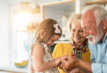 Οι-σούπερ-ήρωες-με-τα-ασημένια-μαλλιά:-Πώς-οι-παππούδες-και-οι-γιαγιάδες-μεγαλώνουν-των-παιδιών-τους-τα-παιδιά