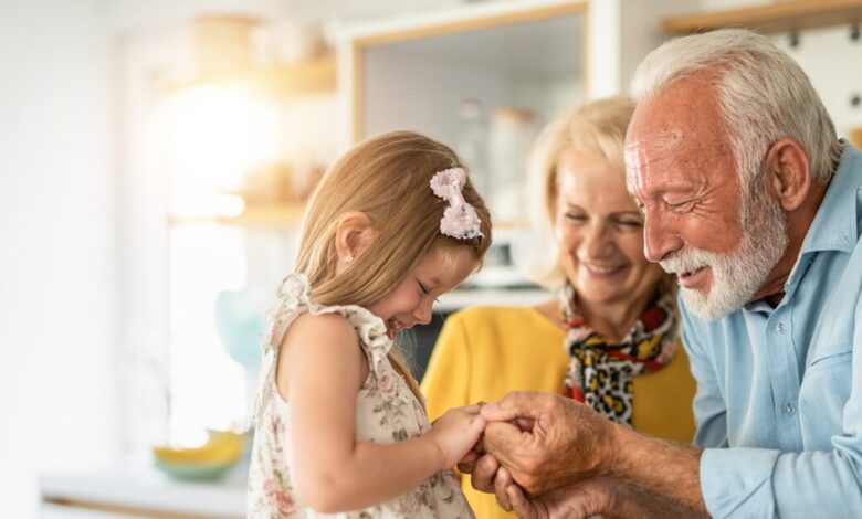 Οι-σούπερ-ήρωες-με-τα-ασημένια-μαλλιά:-Πώς-οι-παππούδες-και-οι-γιαγιάδες-μεγαλώνουν-των-παιδιών-τους-τα-παιδιά