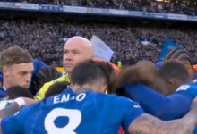 Οι-παίκτες-της-Τσέλσι-έδωσαν-όρκο-νίκης-έχοντας-στη-μέση-τον-διαιτητή-του-αγώνα