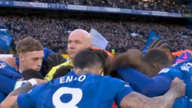 Οι-παίκτες-της-Τσέλσι-έδωσαν-όρκο-νίκης-έχοντας-στη-μέση-τον-διαιτητή-του-αγώνα