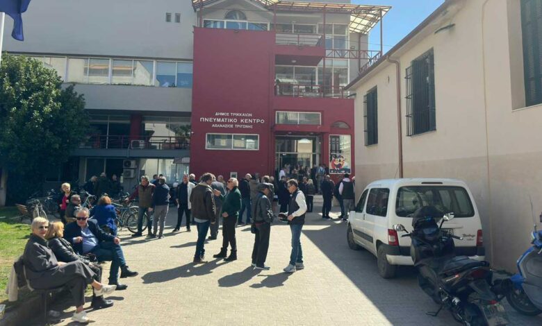 Κάλπες-στο-ΠΑΣΟΚ-στα-Τρίκαλα-–-Κόσμος-στο-Πνευματικό-Κέντρο