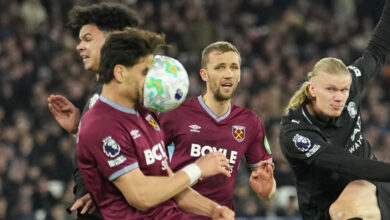 Μαυροπάνος:-Η-σοκαριστική-φωτογραφία,-με-το-πρόσωπό-του-να-παραμορφώνεται-από-την-μπάλα,-μετά-από-σουτ-του-Χάαλαντ