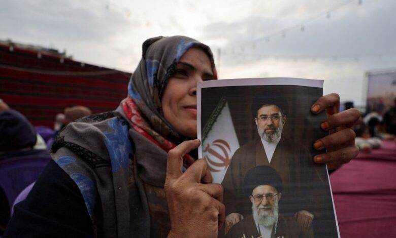 Ιράν:-Ο-Αλί-Χαμενεΐ-δεν-ήθελε-για-διάδοχό-του-τον-Μοτζταμπά-γιατί-δεν-τον-θεωρούσε-έξυπνο-και-κατάλληλο-για-ηγέτη-–-Τι-γνώριζε-ο-Τραμπ