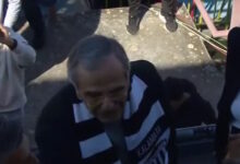 Ο-Αντώνης-Σαμαράς-στην-Καλαμάτα:-Με-ασπρόμαυρο-κασκόλ-στις-εξέδρες-για-την-«φιέστα»-της-ομάδας