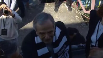 Ο-Αντώνης-Σαμαράς-στην-Καλαμάτα:-Με-ασπρόμαυρο-κασκόλ-στις-εξέδρες-για-την-«φιέστα»-της-ομάδας