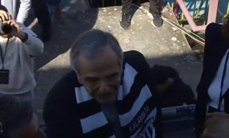 Ο-Αντώνης-Σαμαράς-στην-Καλαμάτα:-Με-ασπρόμαυρο-κασκόλ-στις-εξέδρες-για-την-«φιέστα»-της-ομάδας