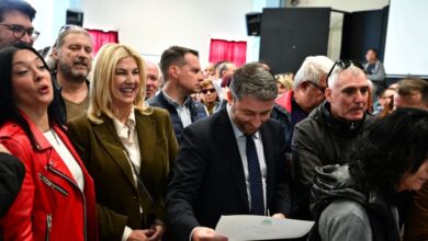 ΠΑΣΟΚ:-Στις-κάλπες-για-την-εκλογή-συνέδρων-σε-κλίμα-εσωστρέφειας-–-Ψήφισαν-Νίκος-Δούκας,-Χάρης-Δούκας-και-Άννα-Διαμαντοπούλου