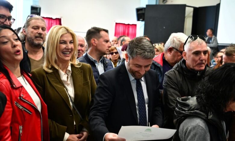 ΠΑΣΟΚ:-Στις-κάλπες-για-την-εκλογή-συνέδρων-σε-κλίμα-εσωστρέφειας-–-Ψήφισαν-Νίκος-Δούκας,-Χάρης-Δούκας-και-Άννα-Διαμαντοπούλου