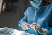 Γυναίκα-καταγγέλλει-γιατρό-για-λάθη-κατά-τη-διάρκεια-επέμβασης:-«Το-2022-έπαθα-περιτονίτιδα,-θα-πέθαινα»