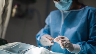 Γυναίκα-καταγγέλλει-γιατρό-για-λάθη-κατά-τη-διάρκεια-επέμβασης:-«Το-2022-έπαθα-περιτονίτιδα,-θα-πέθαινα»