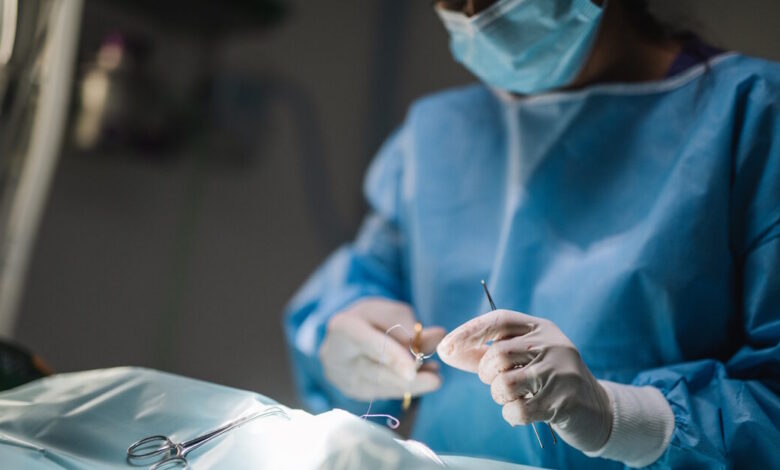 Γυναίκα-καταγγέλλει-γιατρό-για-λάθη-κατά-τη-διάρκεια-επέμβασης:-«Το-2022-έπαθα-περιτονίτιδα,-θα-πέθαινα»