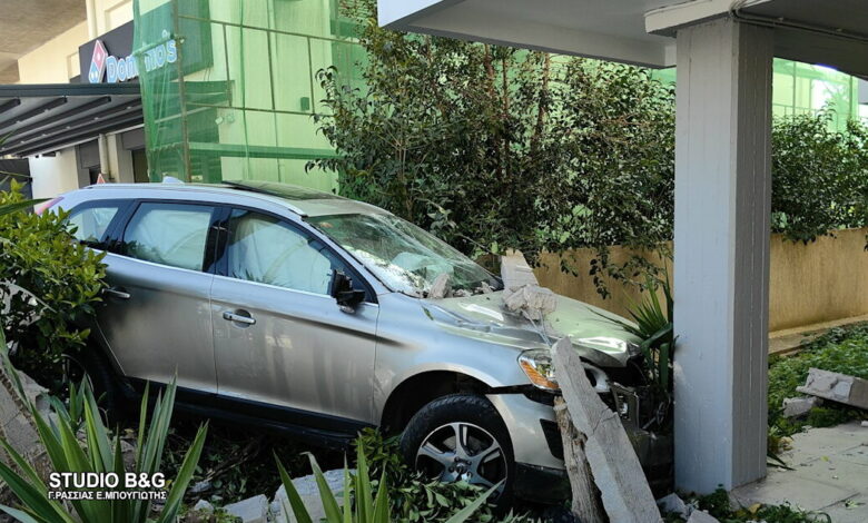 Τροχαίο-στο-Ναύπλιο:-Αυτοκίνητο-«καρφώθηκε»-σε-εξωτερικό-χώρο-πολυκατοικίας