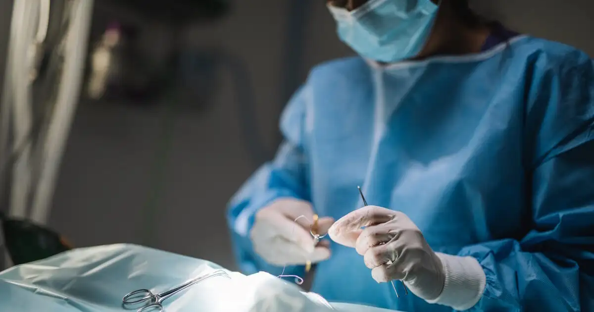 Γυναίκα-καταγγέλλει-γιατρό-για-λάθη-κατά-τη-διάρκεια-επέμβασης:-«Το-2022-έπαθα-περιτονίτιδα,-θα-πέθαινα»