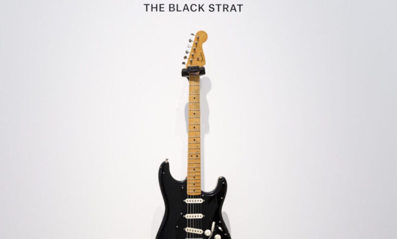 Η-θρυλική-«black-strat»-του-Ντέιβιντ-Γκίλμορ-έγινε-η-πιο-ακριβή-κιθάρα-που-πουλήθηκε-σε-δημοπρασία