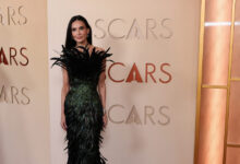 Όσκαρ-2026:-Οι-εμφανίσεις-στο-κόκκινο-χαλί-–-Η-εντυπωσιακή-demi-moore-και-ο-javier-bardem-με-κονκάρδα-υπέρ-της-Παλαιστίνης