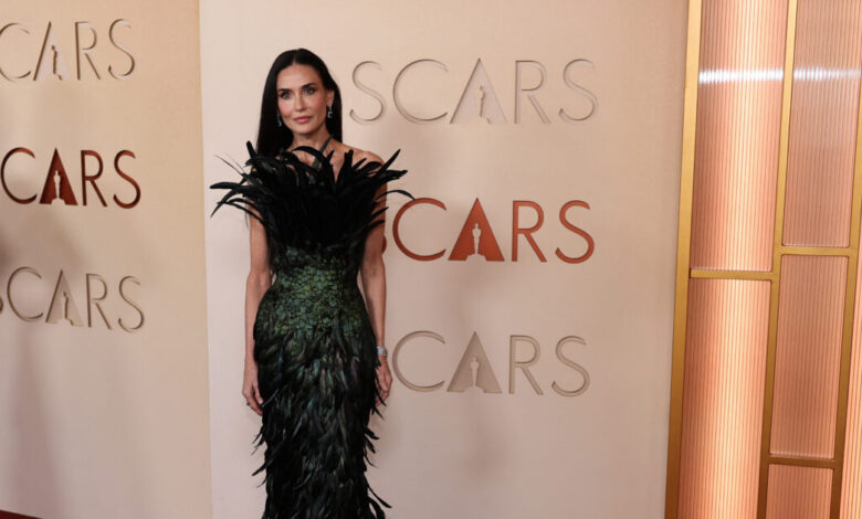 Όσκαρ-2026:-Οι-εμφανίσεις-στο-κόκκινο-χαλί-–-Η-εντυπωσιακή-demi-moore-και-ο-javier-bardem-με-κονκάρδα-υπέρ-της-Παλαιστίνης