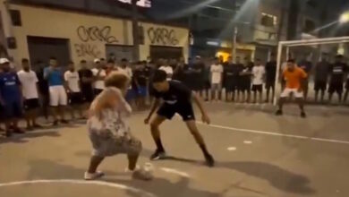 Γιαγιά-στη-Βραζιλία-«ταπείνωσε»-νεαρό-με-το-γκολ-που-πέτυχε-σε-ματς-γειτονιάς-και-έγινε-viral