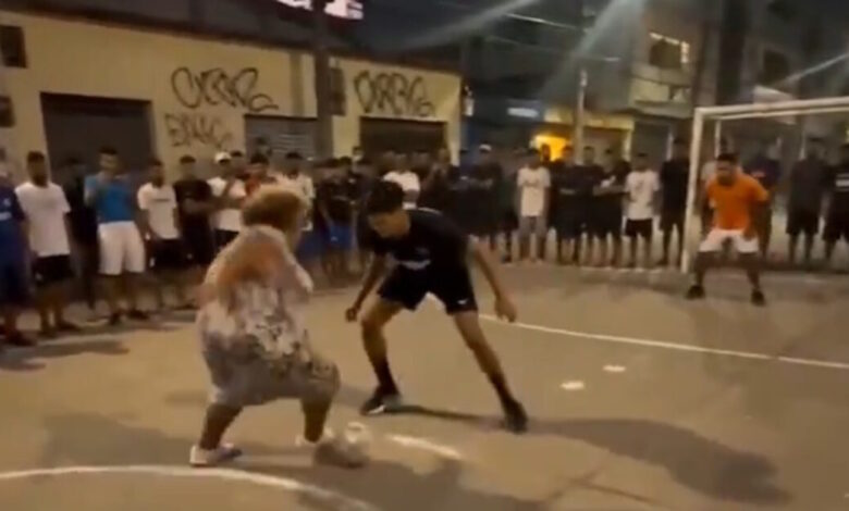 Γιαγιά-στη-Βραζιλία-«ταπείνωσε»-νεαρό-με-το-γκολ-που-πέτυχε-σε-ματς-γειτονιάς-και-έγινε-viral