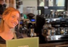 viral-η-17χρονη-που-σέρβιρε-καφέ-στον-Νετανιάχου:-«Είναι-το-νέο-μου-crush»-γράφουν