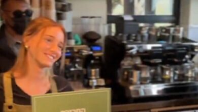 viral-η-17χρονη-που-σέρβιρε-καφέ-στον-Νετανιάχου:-«Είναι-το-νέο-μου-crush»-γράφουν