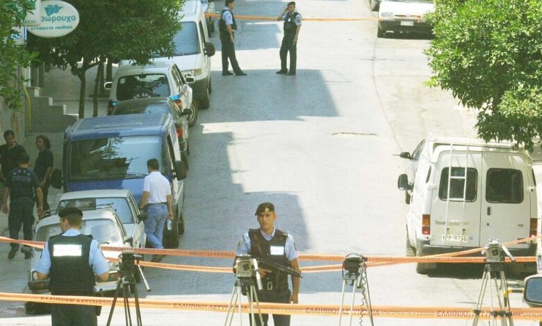 Το-τέλος-της-17-Νοέμβρη:-Ο-«κύριος-Χ»,-ο-Γιωτόπουλος-και-η-διεθνής-συνεργασία-που-οδήγησε-στην-εξάρθρωση-της-οργάνωσης