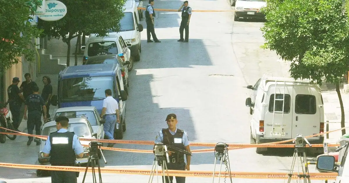 Το-τέλος-της-17-Νοέμβρη:-Ο-«κύριος-Χ»,-ο-Γιωτόπουλος-και-η-διεθνής-συνεργασία-που-οδήγησε-στην-εξάρθρωση-της-οργάνωσης