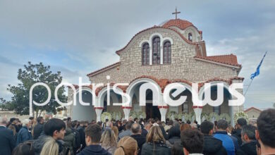 Πύργος:-Σπαραγμός-στο-τελευταίο-«αντίο»-στον-18χρονο-Μάκη-που-έπεσε-από-μπαλκόνι-και-σκοτώθηκε-–-Με-λευκά-μπαλόνια-οι-παρευρισκόμενοι