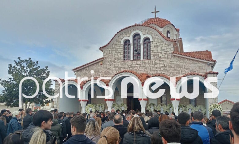 Πύργος:-Σπαραγμός-στο-τελευταίο-«αντίο»-στον-18χρονο-Μάκη-που-έπεσε-από-μπαλκόνι-και-σκοτώθηκε-–-Με-λευκά-μπαλόνια-οι-παρευρισκόμενοι