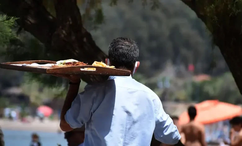 Εστίαση-–-Τουρισμός:-Υπογράφεται-η-Συλλογική-Σύμβαση-με-αύξηση-μισθών-12%-σε-δύο-χρόνια-για-500-χιλιάδες-εργαζόμενους-σε-ξενοδοχεία,-εστιατόρια,-καφέ