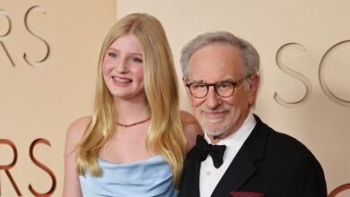 Ο-Στίβεν-Σπίλμπεργκ-πήγε-στα-Όσκαρ-με-τη-13χρονη-εγγονή-του-–-«Σαν-να-την-ανάγκασαν-να-πάει»