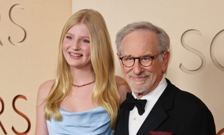 Ο-Στίβεν-Σπίλμπεργκ-πήγε-στα-Όσκαρ-με-τη-13χρονη-εγγονή-του-–-«Σαν-να-την-ανάγκασαν-να-πάει»