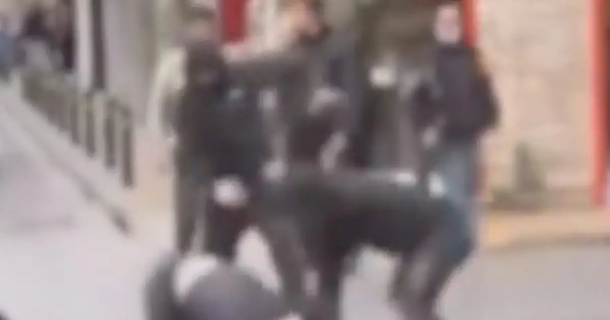 Κυψέλη:-Βίντεο-από-άγριο-ξυλοδαρμό-ανηλίκων-–-Μπήκαν-στη-μέση-περαστικοί-να-τους-χωρίσουν