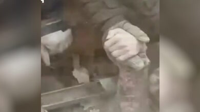 Ουκρανία:-Συγκλονιστικό-βίντεο-με-γυναίκα-θαμμένη-σε-συντρίμμια-κτιρίου-μετά-από-ρωσική-επίθεση