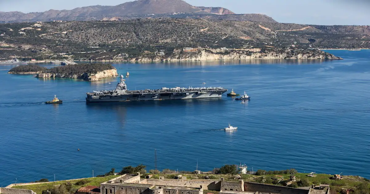 Οι-φωτογραφίες-που-τράβηξε-ο-Πολωνός-που-κατηγορείται-για-κατασκοπεία-στη-Σούδα-–-Αεροπλανοφόρα-και-πλοία-υποστήριξης-στο-κινητό-του