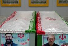 Ιράν:-Οι-πρώτες-φωτογραφίες-με-τα-φέρετρα-του-Αλί-Λαριτζανί-και-του-γιου-του