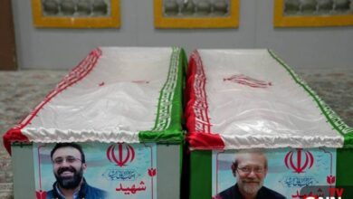 Ιράν:-Οι-πρώτες-φωτογραφίες-με-τα-φέρετρα-του-Αλί-Λαριτζανί-και-του-γιου-του