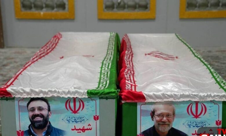 Ιράν:-Οι-πρώτες-φωτογραφίες-με-τα-φέρετρα-του-Αλί-Λαριτζανί-και-του-γιου-του