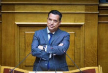 Βουλή:-Άγρια-κόντρα-Κωνσταντοπούλου-–-Γεωργιάδη-γιατί-τον-βιντεοσκοπούσε-ενώ-έτρωγε-κρακεράκια