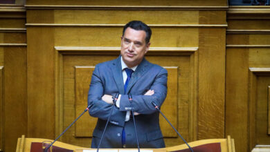 Βουλή:-Άγρια-κόντρα-Κωνσταντοπούλου-–-Γεωργιάδη-γιατί-τον-βιντεοσκοπούσε-ενώ-έτρωγε-κρακεράκια