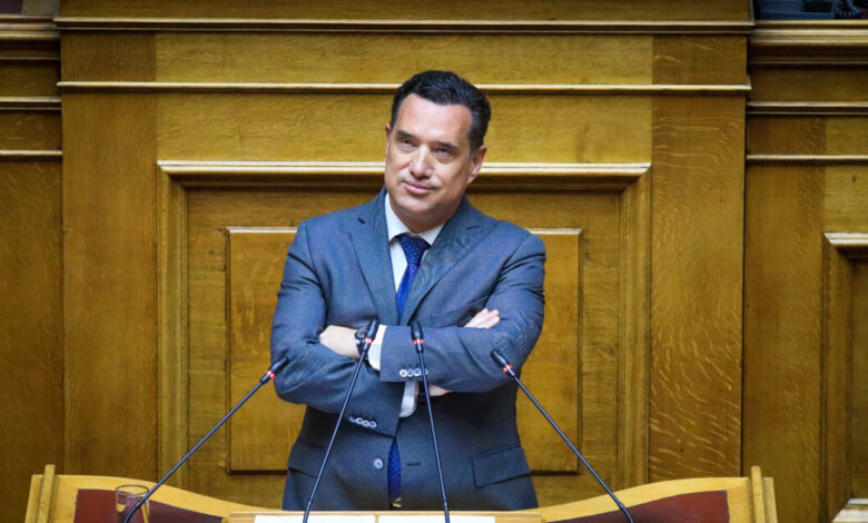 Βουλή:-Άγρια-κόντρα-Κωνσταντοπούλου-–-Γεωργιάδη-γιατί-τον-βιντεοσκοπούσε-ενώ-έτρωγε-κρακεράκια