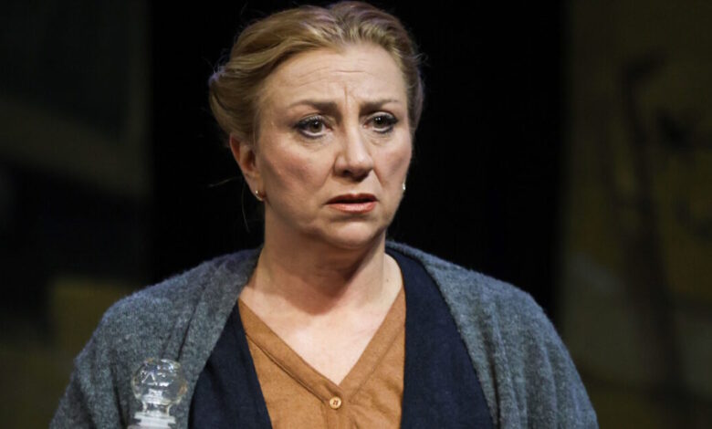 Χίλντα-Ηλιοπούλου:-Ήμουν-πολύ-με-τον-πατέρα-μου,-Ντίνο-Ηλιόπουλο,-στο-θέατρο-αλλά-για-μένα-δεν-ήταν-ωραίο-πάντα