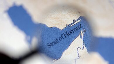 cnbc:-Ποια-πλοία-περνούν-τα-Στενά-του-Ορμούζ,-ποια-είναι-εγκλωβισμένα-και-ποια-αλλάζουν-πορεία