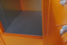 Σοκ-στην-Καβάλα:-7χρονος-εγκλωβίστηκε-σε-θυρίδα-παραλαβής-δεμάτων