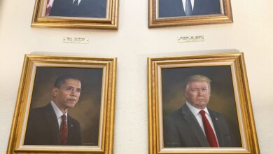 Ο-Τραμπ-έβαλε-το-πορτρέτο-του-Ομπάμα-στην-κορυφή-της-μεγάλης-σκάλας-του-Λευκού-Οίκου