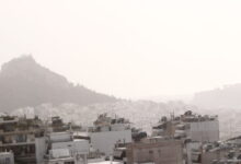 Καιρός:-Αφρικανική-σκόνη-από-τον-Λυκαβηττό-–-«Επιμένει-το-φαινόμενο,-παρά-τους-βοριάδες»-λέει-ο-Λαγουβάρδος