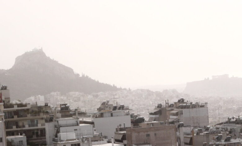 Καιρός:-Αφρικανική-σκόνη-από-τον-Λυκαβηττό-–-«Επιμένει-το-φαινόμενο,-παρά-τους-βοριάδες»-λέει-ο-Λαγουβάρδος