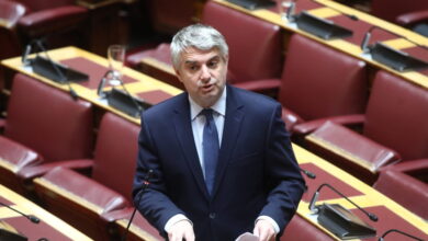 Ο-Νίκος-Ανδρουλάκης-τα-λέει-στον-Οδυσσέα-για-να-τα-ακούει-ο-Χάρης-–-Ο-Κωνσταντινόπουλος-αποχαιρετά-το-ΠΑΣΟΚ-από-τη-Βουλή